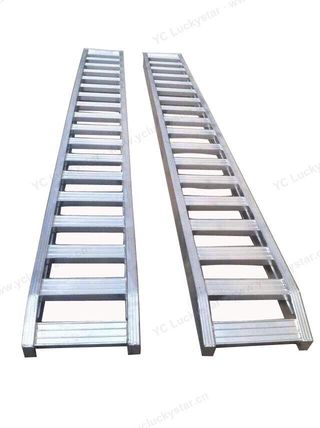 Heavy-duty aluminum loading ramps for harvesters and tractors